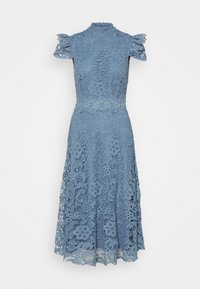 Niebieska sukienka koronkowa z dopasowanym gorsetem, wysokim dekoltem i krótkimi, falbankowymi rękawami. Posiada kwiatowe wzory oraz rozkloszowaną spódnicę długości do kolan.