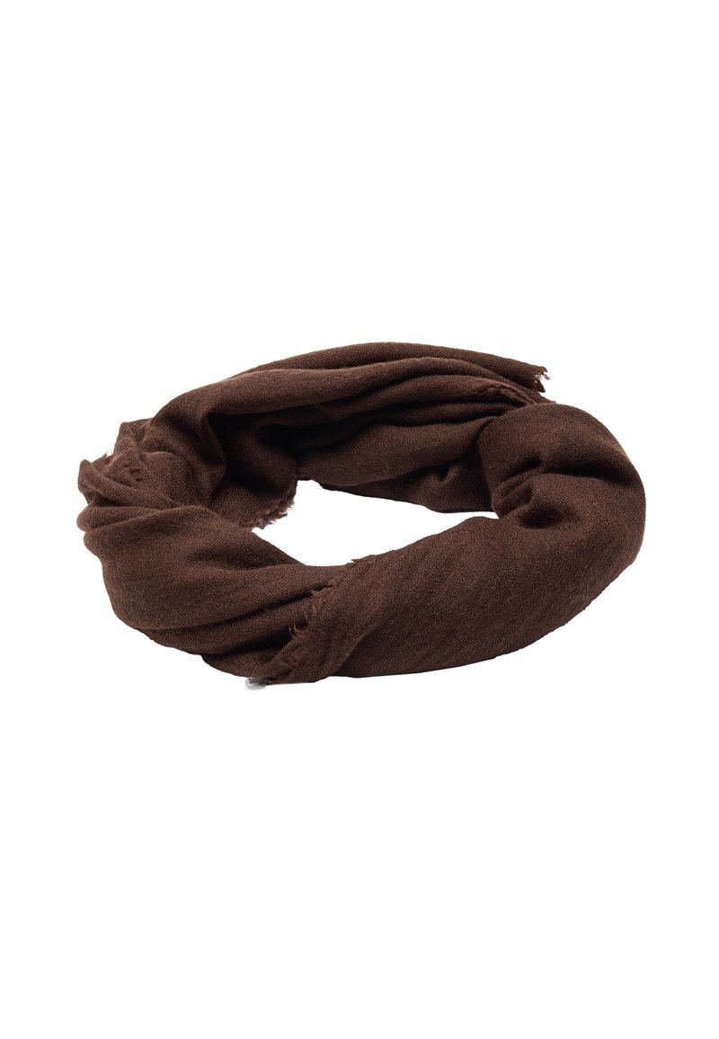 Brązowy, miękki szalik z okrągłym wzorem i postrzępionymi brzegami, wykonany z lekkiego materiału. Idealny do warstwowego ubierania w chłodniejsze sezony.