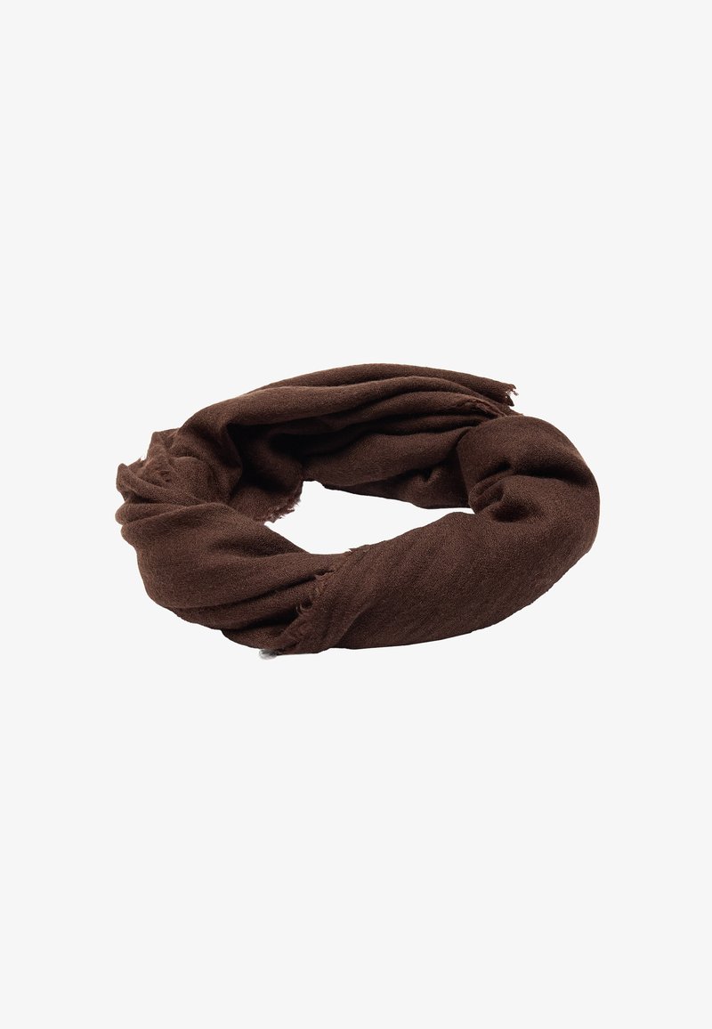 Brązowy, miękki szalik z okrągłym wzorem i postrzępionymi brzegami, wykonany z lekkiego materiału. Idealny do warstwowego ubierania w chłodniejsze sezony.