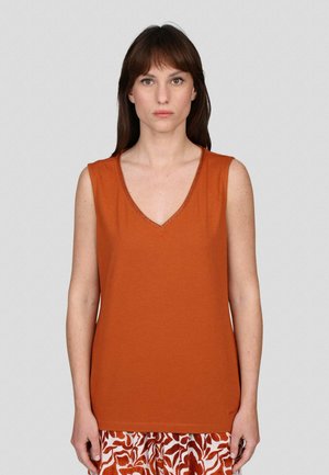 Top sans manches couleur rouille avec un col en V, fabriqué à partir d'un tissu doux, présentant un discret détail de couture le long de l'encolure. Design simple, coupe décontractée.