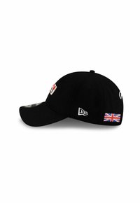Schwarz Basecap mit gebogenem Schirm, ausgestattet mit gesticktem Logo und Union Jack an den Seiten. Hergestellt aus weichem, strukturiertem Stoff.