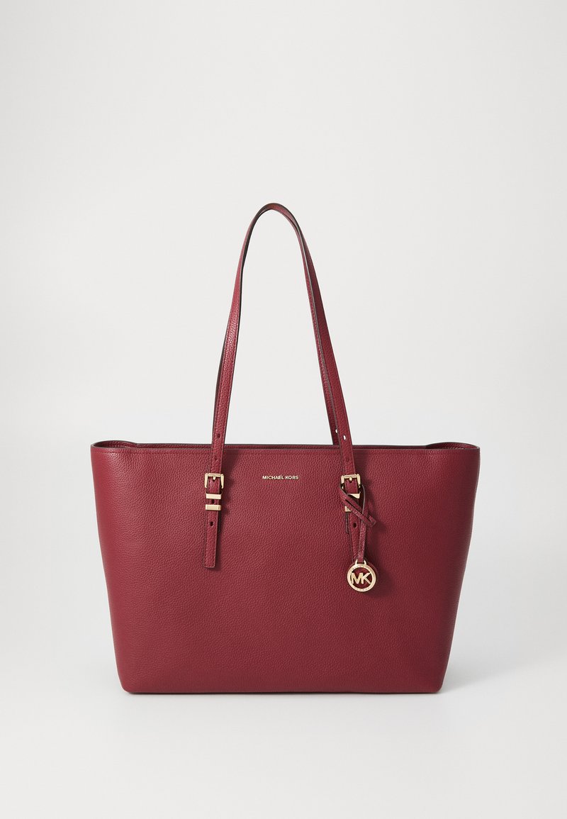 Borsa a tracolla rossa in pelle con due lunghe maniglie, dettagli in metallo dorato, un portachiavi con logo e superficie testurizzata. Design grande e aperto.