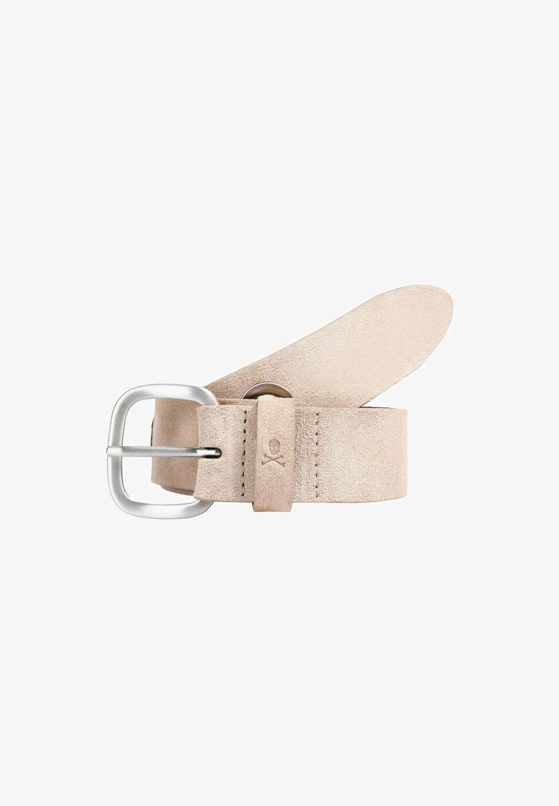 Lichtbeige suède riem met een zilveren metalen gesp en een kleine gehamerde doodskop- en vingerspoorafbeelding op de riemlus.