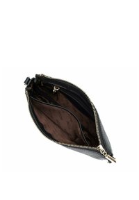 Schwarze Lederclutch mit goldenem Reißverschluss, ausgestattet mit einem geräumigen Innenraum, der mit braunem Stoff mit Logo-Aufdruck ausgekleidet ist, und einem Kartenfach.