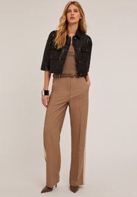 Motivi CROPPED CON COLLETTO  - Giacca in similpelle - nero