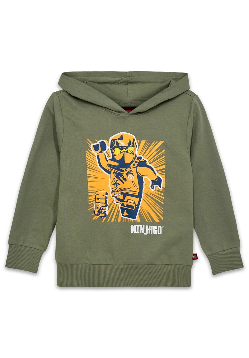 Grön hoodie med en grafik av en karaktär i gult och blått, med sprängmönster bakom. Mjuk textur och ribbade ärmslut. Ninjago-logotyp ingår.
