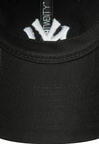 Zwarte baseballcap van textuurstof, met een verhoogd wit geborduurd logo aan de voorkant en een gestructureerde klep.