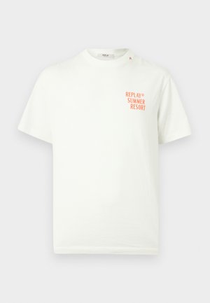 Valge lühikeste varrukatega T-särk, millel vasakul rinnal oranžiga trükitud "REPLAY SUMMER RESORT" ja väikese "R" kaeluse lähedal.