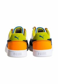 Scarpe sportive con una base in pelle bianca, dettagli blu e gialli, e un tallone arancione con una finitura testurizzata. Include un logo prominente.