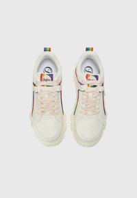 Baskets en cuir blanc avec des accents colorés en arc-en-ciel, dotées de lacets texturés aux couleurs de l'arc-en-ciel et d'un col rembourré. Semelle solide avec un détail de logo.
