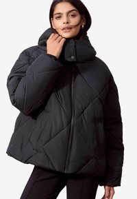 SHORT QUILTED PUFFER  - Žieminė striukė - black