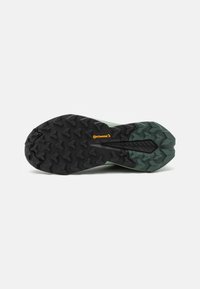 Talpa din cauciuc negru cu accente verzi, având un model de profil texturat pentru aderență. Include un logo vizibil "Continental".