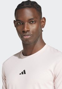 adidas Performance POWER WORKOUT - Sports T-shirt - sandy pink black