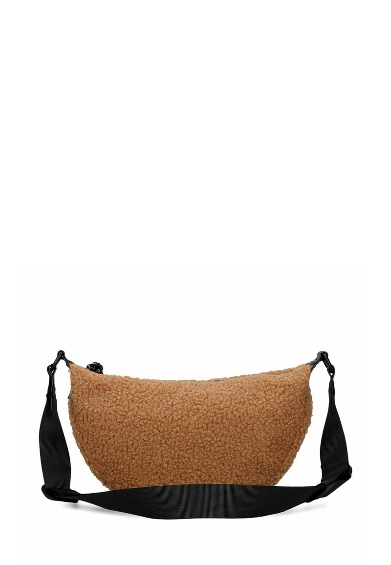 Bolso de hombro marrón, con textura de piel, de forma curva y con una correa negra ajustable. Cuenta con un cierre de cremallera y un exterior suave y esponjoso.