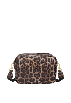 Bolso bandolera rectangular con estampado de leopardo, logo LC dorado, correa negra ajustable y cierres metálicos dorados sobre un fondo blanco.