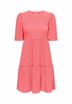 Rochie cu mânecă scurtă, până la genunchi, de culoare coral, realizată dintr-un material texturat cu găuri în formă de ochi și model în zigzag, cu talie strânsă pentru o siluetă evazată.