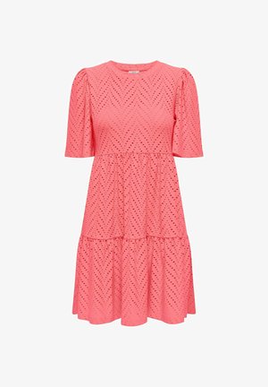 Korte mouwen, jurk tot de knieën in koraal, met een gestructureerde, oogjesstof met een chevronpatroon en een verzamelde taille voor een uitlopende silhouet.
