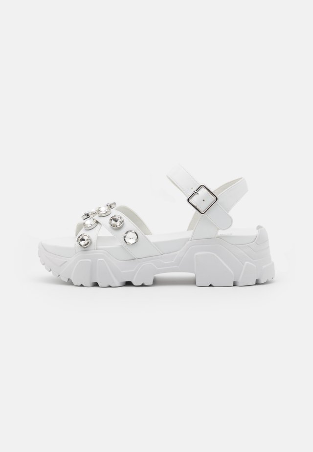 PEDUL CRISS CROSS STONE - Sandalen met plateauzool - white