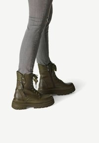 Marco Tozzi Fűzős bokacsizmák - khaki comb