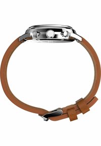 Uhr mit einem runden Gehäuse aus silbernem Edelstahl, braunem Lederarmband und einer silbernen Schnalle; verfügt über zwei Seitenknöpfe und ein strukturiertes Zifferblatt.