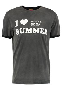 Grå t-shirt med svart kant och texten "I LOVE SCOTCH & SODA" och "SUMMER" i vitt. Tillverkad av ett mjukt, texturerat tyg.