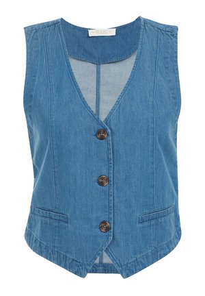 Veste en denim bleu clair. Présente un décolleté en V prononcé, cinq boutons marron, deux poches latérales et un ourlet légèrement arrondi. Texture lisse.