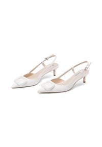 Décolleté slingback bianchi con punta a punta, tacco basso e dettaglio decorativo quadrato sul collo del piede. Realizzati in pelle liscia con interno beige.