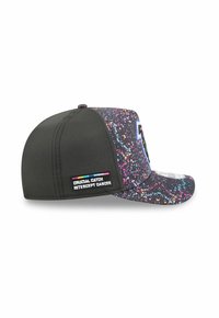 Casquette noire avec un motif de peinture éclaboussé coloré à l'avant. Elle possède une visière plate et un écusson sur le côté indiquant "CRUCIAL CATCH INTERCEPT CANCER."