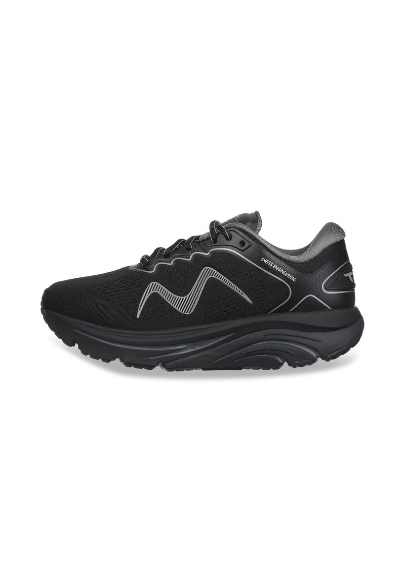 Zapatilla deportiva negra con parte superior de malla, diseño de acento blanco curvado, suela resistente y talón texturizado. Cuenta con cordones y un cuello acolchado.