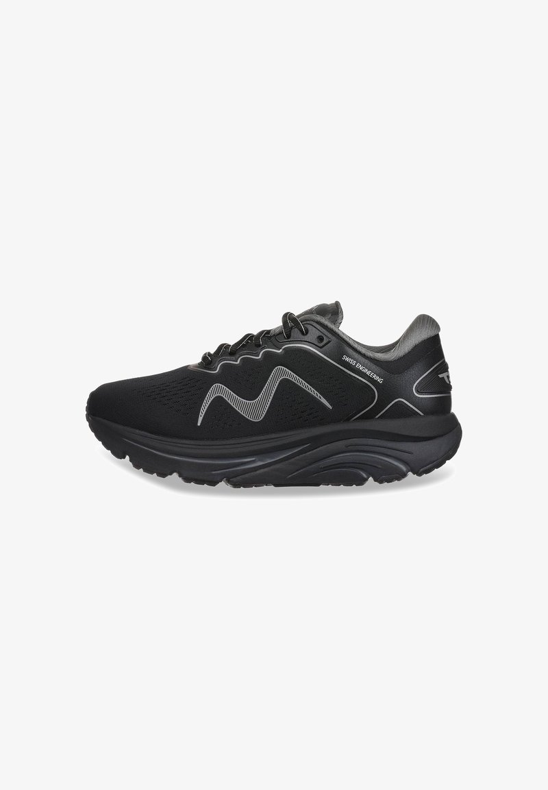 Zapatilla deportiva negra con parte superior de malla, diseño de acento blanco curvado, suela resistente y talón texturizado. Cuenta con cordones y un cuello acolchado.