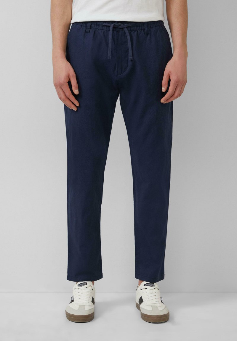 Marine drawstring broek van lichtgewicht stof. Kenmerkt zich door een elastische tailleband en een rechte pasvorm, gedragen met witte en grijze sneakers.