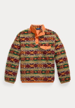Un pull en polaire à rayures multicolores, avec un col orange, une patte de boutonnage et une poche poitrine, présenté sur un fond uni.