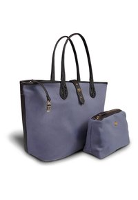 Grand sac fourre-tout texturé bleu avec des accents en cuir noir, double anses et une petite pochette assortie. Détail en hardware doré sur le devant.