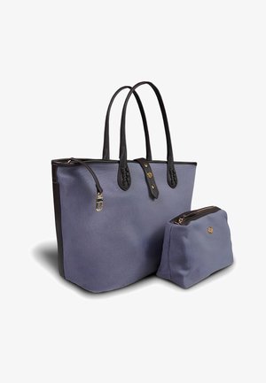 Grand sac fourre-tout texturé bleu avec des accents en cuir noir, double anses et une petite pochette assortie. Détail en hardware doré sur le devant.