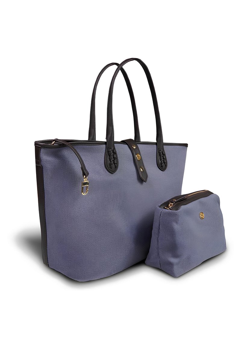 Grand sac fourre-tout texturé bleu avec des accents en cuir noir, double anses et une petite pochette assortie. Détail en hardware doré sur le devant.