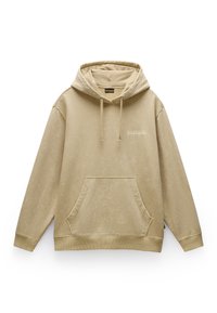 Sudadera con capucha beige hecha de una tela suave, con un bolsillo tipo canguro en la parte delantera, puños de canalé y un sutil detalle de logo en el pecho.