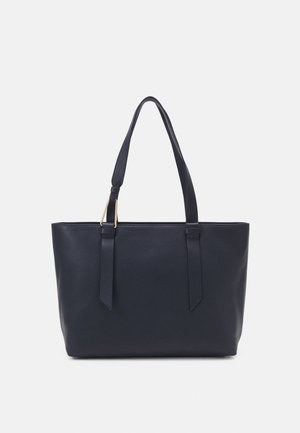 Marineblaue Leder-Shopper-Tasche mit zwei Griffen, rechteckiger Form, strukturiertem Oberflächenmaterial und zwei dekorativen Riemen auf der Vorderseite. Akzente in goldfarbener Hardware.