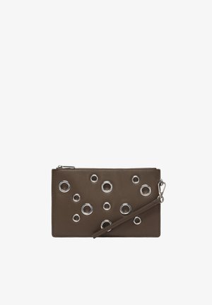 Braune Lederarmband-Clutch mit silbernen Metallösen-Verzierungen und abnehmbarem Riemen, Reißverschluss oben.