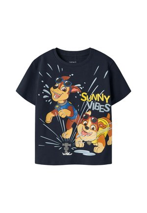 Granatowy T-shirt z dwoma kreskówkowymi psami w okularach przeciwsłonecznych, które bawią się w wodzie z zraszacza z napisem „SUNNY VIBES”.