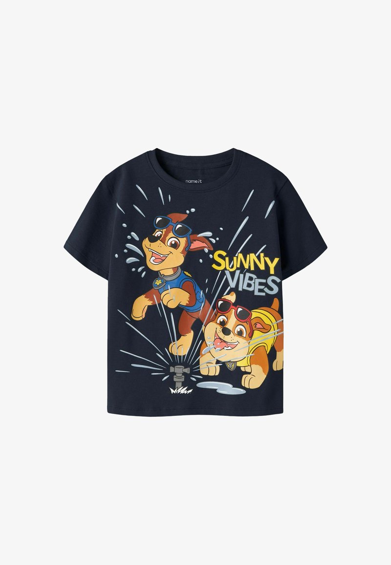 T-shirt bleu marine avec deux chiens dessinés portant des lunettes de soleil jouant dans l'eau d'un arroseur avec le texte « SUNNY VIBES ».