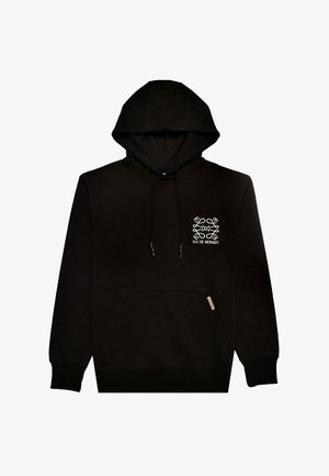 Sudadera con capucha negra hecha de un tejido suave, que cuenta con un bolsillo frontal y un logo en la parte izquierda del pecho con un diseño intrincado.
