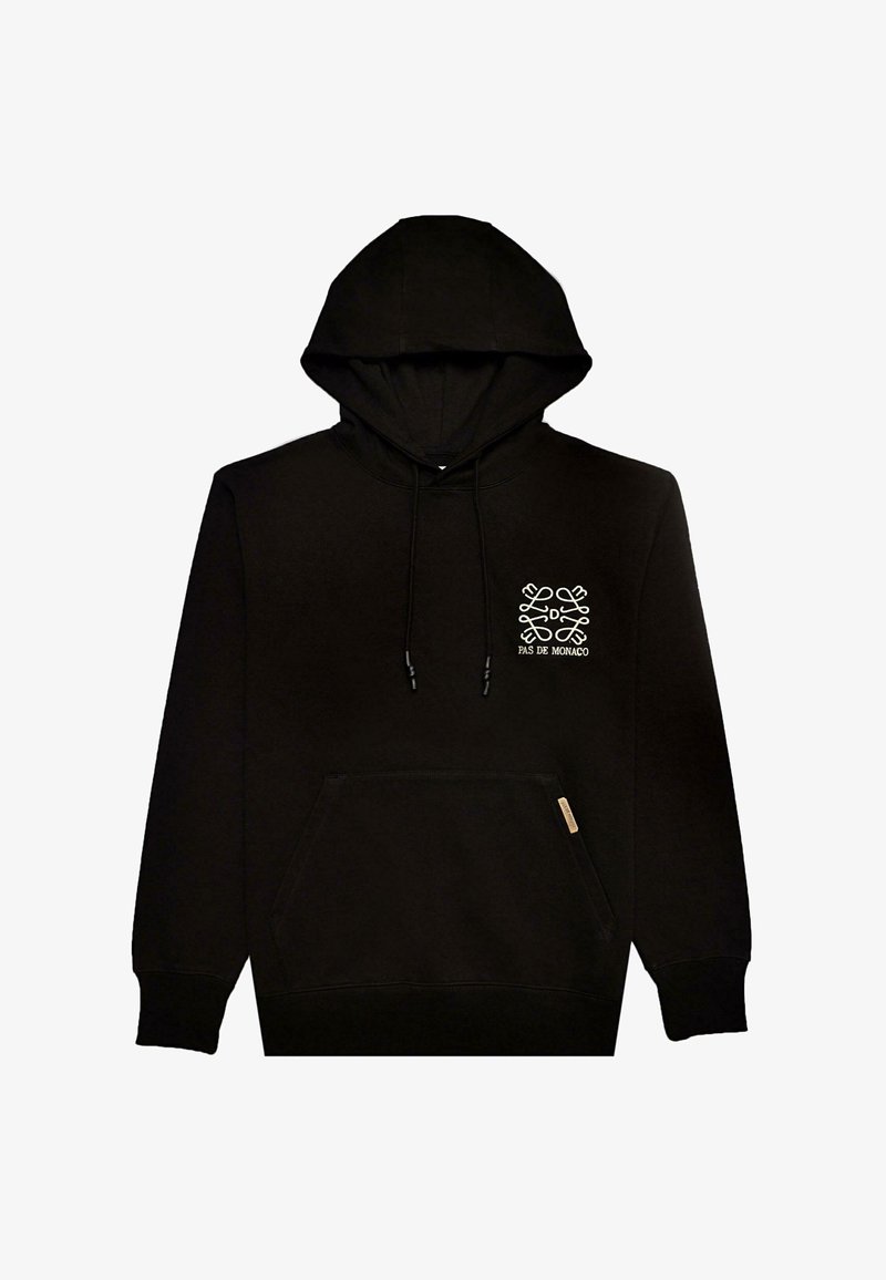 Sudadera con capucha negra hecha de un tejido suave, que cuenta con un bolsillo frontal y un logo en la parte izquierda del pecho con un diseño intrincado.