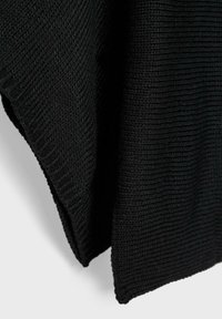 Tissu noir en maille avec une texture côtelée, tombant en plis, montrant un bord lisse. Le design présente une forme simple et épurée.