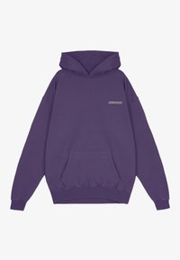 Sudadera con capucha morada hecha de material de forro polar, con un bolsillo frontal y un pequeño logo de color contrastante en el lado izquierdo.