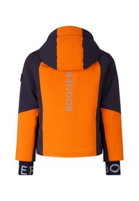 Dětská zimní bunda s kapucí v oranžové a tmavě modré barvě s reflexním textem "BOGNER" umístěným vertikálně na zádech a na rukávech.