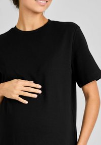 JoJo Maman Bébé BOYFRIEND - REGULAR FIT - Jednoduché tričko - black