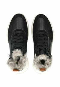 Schwarze Sneaker mit einem glänzenden Leder- und Wildlederdesign, ausgestattet mit einem Kunstfellfutter, weißen Gummisohlen und elastischen Schnürsenkeln.