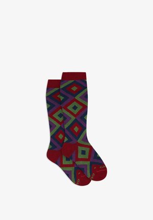 Calzini fino al ginocchio con motivo geometrico a rombi in rosso, verde, blu navy e viola, con bordo e punta in rosso solido.