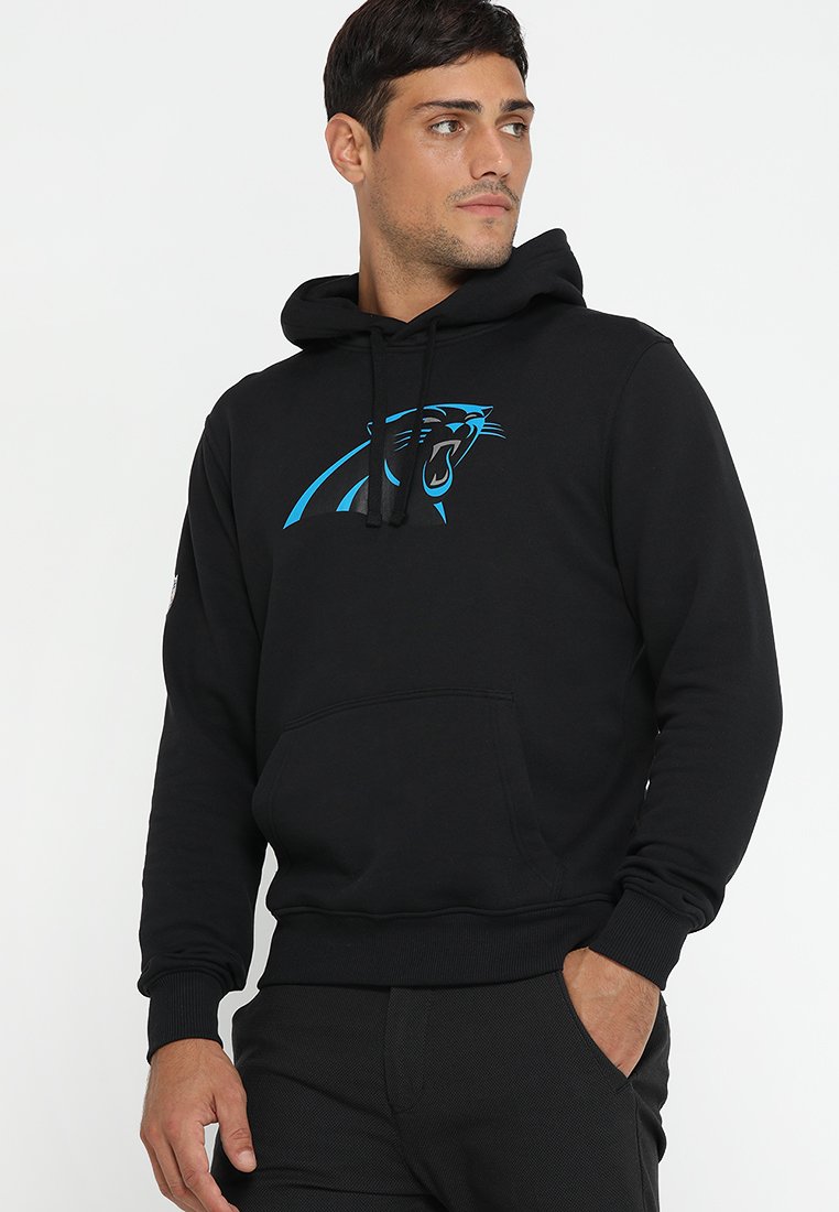 Schwarzer Kapuzenpullover mit einem blauen Logo der Carolina Panthers auf der Brust, ausgestattet mit einer Kängurutasche und gerippten Bündchen für einen sicheren Sitz.