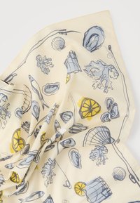 Sciarpa con illustrazioni a tema marino in blu e giallo, tra cui conchiglie, pesci, alghe, canne da pesca e fette di limone su sfondo crema.